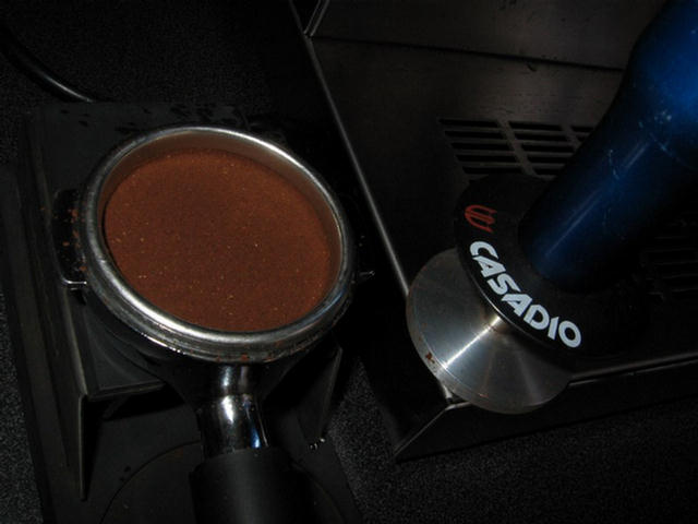 ascaso i2 mini inox kávédaráló őrlemény csapolásra készen