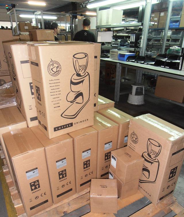compak gyár kávédarálók dobozolva