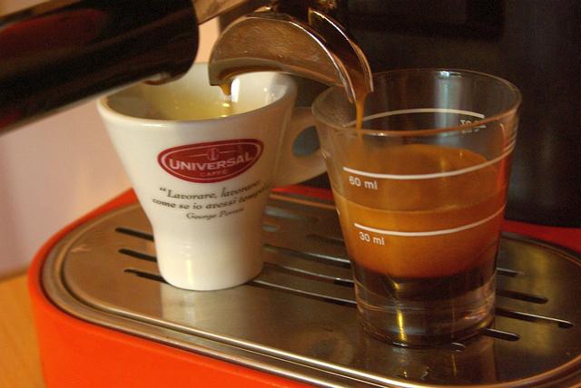 universal caffé espresso szemeskávé teszt csapolás