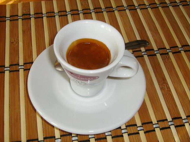 universal caffé espresso szemeskávé teszt eszpresszó