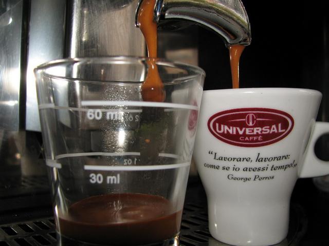 universal caffé espresso szemeskávé teszt kifolyás