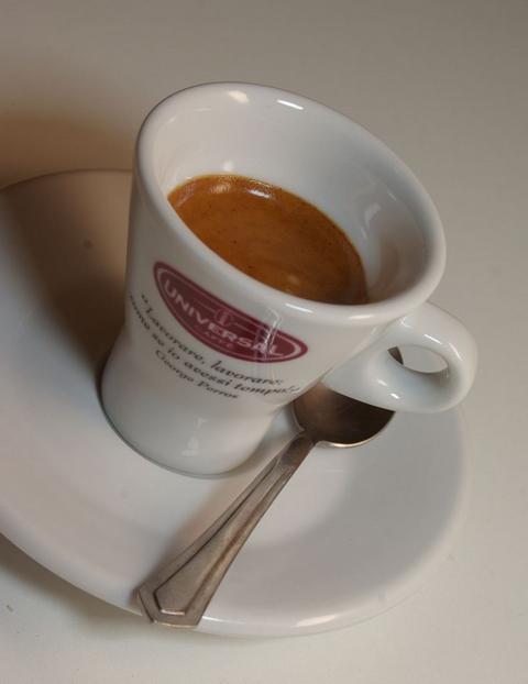 universal caffé gran bar szemes kávé teszt csésze