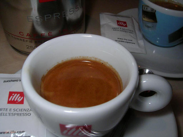 illy espresso közepes pörkölésű kávé eszpresszó