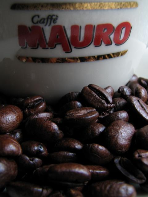 mauro de luxe szemeskávé kávébabok és csésze