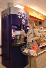 A Coffe Nation automatája egy szupermarket előterében. 